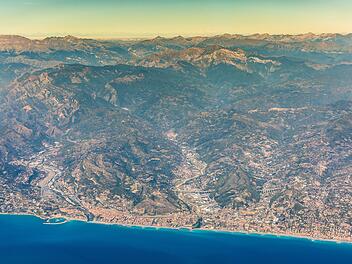 Küste entlang Ventimiglia und Vallecrosia – Provinz Imperia, Ligurien, Italien – Luftaufnahme  coastline along Ventimiglia and Vallecrosia - province Imperia, Ligurian, Italy - aerial view