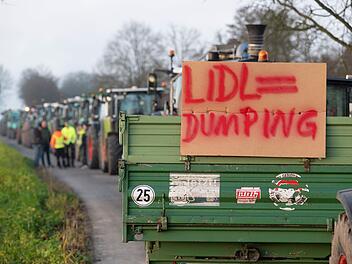 Demonstration von Landwirten vor Lidl-Zentrale