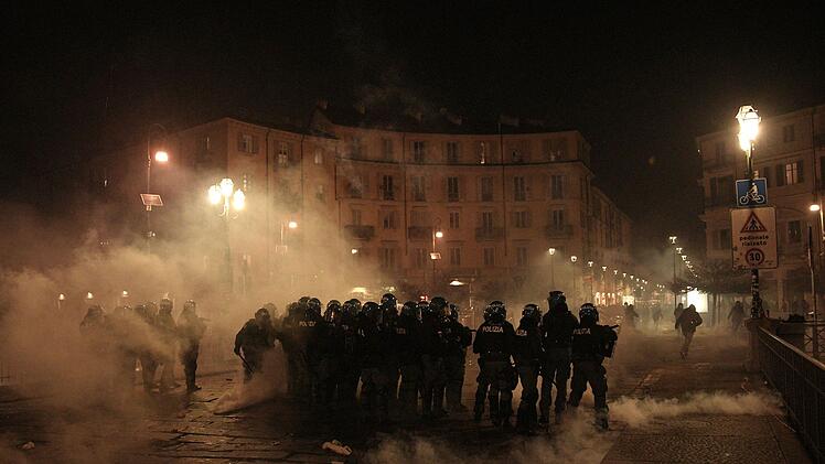 Krawalle wegen R&auml;umung des Turiner Zentrums Askatasuna