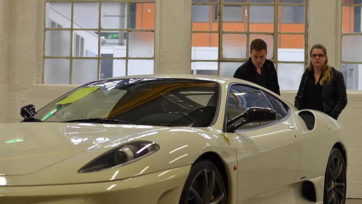 Vielleicht wird es ja doch der Ferrari in weiß? Foto: Nikolas Pelke