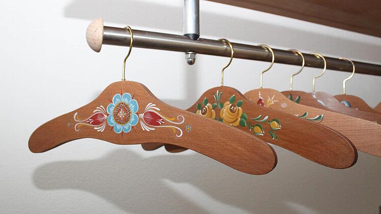 Auch auf Holz wird gemalt. Foto: Carmen Schwind