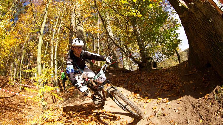 Mit dem Mountainbike durch den Wald zu brettern, ist beim Fahrer auf diesem Bild in Ordnung. Er benutzt eigens dafür zugelassene Wege. Einfach über Stock und Stein durch die Natur zu fahren, sorgt allerdings für Probleme. Symbolbild: Heiko Häseler/baboors