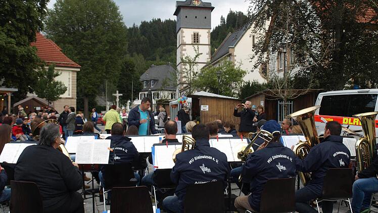 Tolle Kulisse vor der Kirche Mariae Geburt -Stand bzw. Sitzkonzert des Musikvereins Steinwiesen Foto: Susanne Deuerling