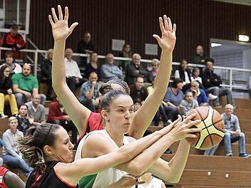 DJK-Centerin Tanja Lehnert (am Ball) und ihre Teamkolleginnen gehen nach einem spielfreien Wochenende voller Energie ins letzte Spiel des Jahres. Foto: sportpress