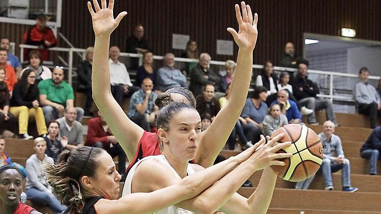 DJK-Centerin Tanja Lehnert (am Ball) und ihre Teamkolleginnen gehen nach einem spielfreien Wochenende voller Energie ins letzte Spiel des Jahres. Foto: sportpress
