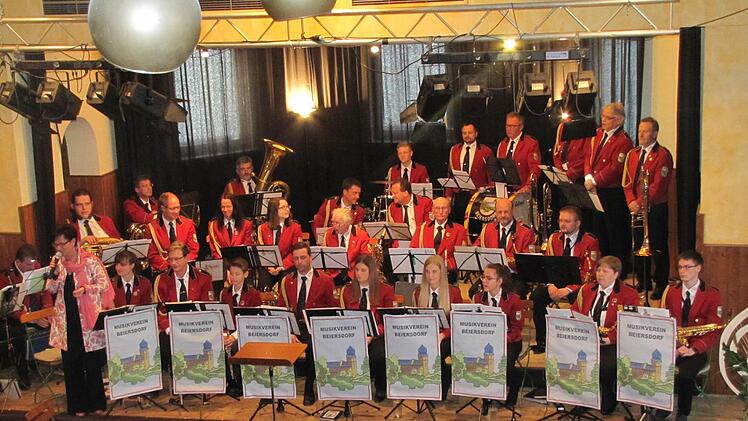 Der Musikverein Beiersdorf bei seinem Frühlingskonzert im Saalbau "Schwarzer Bär". Foto: Martin Koch