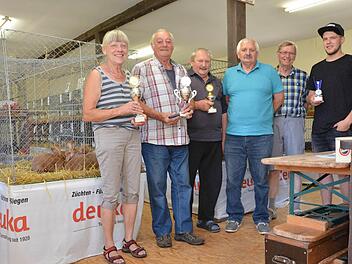 Die Sieger (von links): Sabine Scheuble, Hans Petsch, Norbert Back, Waldemar Schmitt, Karl Heinz Mangold (Vorsitzender Kleintierzuchtverein) und Christoph Dietz. Es fehlt: Felix Mack. Foto: Björn Hein