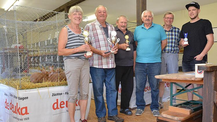 Die Sieger (von links): Sabine Scheuble, Hans Petsch, Norbert Back, Waldemar Schmitt, Karl Heinz Mangold (Vorsitzender Kleintierzuchtverein) und Christoph Dietz. Es fehlt: Felix Mack. Foto: Björn Hein
