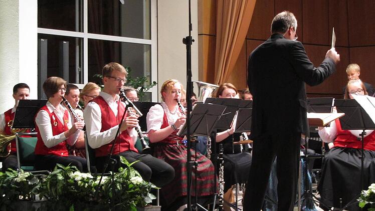 50 Musiker begeisterten anlässlich des Jubiläumskonzerts zum 20-jährigen Bestehen des Bezirksjugendblasorchesters die Zuhörer in der Wandelhalle im Staatsbad. Foto: Sebastian Vogt