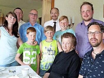 Unser Bild zeigt die Jubilarin (Zweite von rechts) im Kreise ihrer Familie und den Gratulanten.  Foto: Werner Reißaus