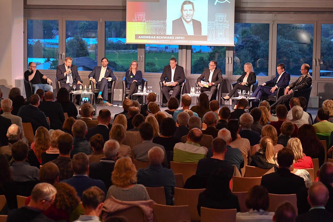 Podiumsdiskussion zur Bundestagswahl in der Brose Arena in Bamberg