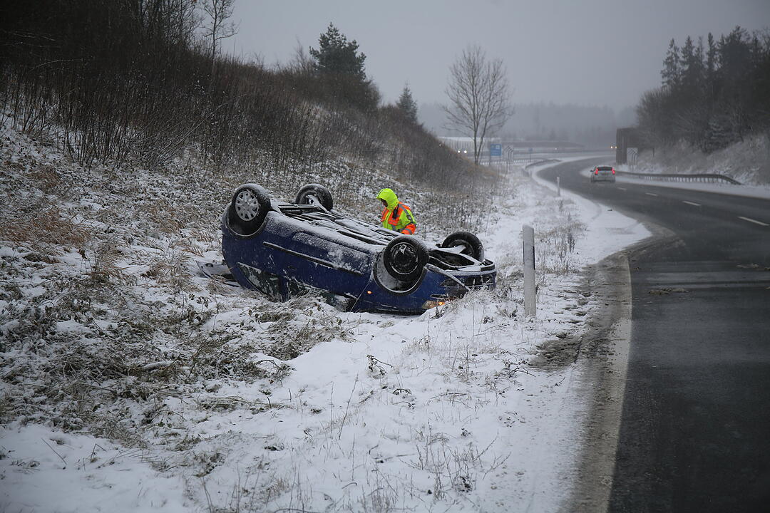 Straßen Oberfrankens werden nach starkem Schneefall zu Rutschpisten