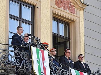 Fabian Fritz als Sprecher der Präsidierenden und Oberbürgermeister Norbert Tessmer eröffneten den Pfingstkongress wie gewohnt vom Rathausbalkon aus. Foto: Ronald Rinklef
