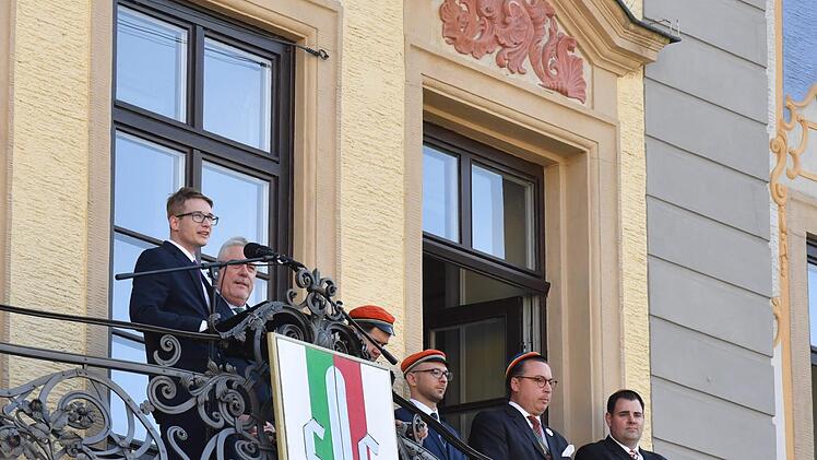 Fabian Fritz als Sprecher der Präsidierenden und Oberbürgermeister Norbert Tessmer eröffneten den Pfingstkongress wie gewohnt vom Rathausbalkon aus. Foto: Ronald Rinklef