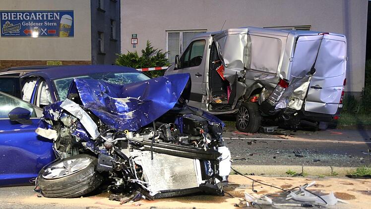 Bei einem schweren Unfall in der Nacht auf Samstag wurden drei Menschen zum Teil schwer verletzt.  Foto: Michael Stelzner