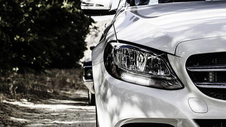 Wegen des Verdachts auf Sozialbetrug wurde im vergangenen September in Duisburg gegen mehrere Hartz-IV-Empf&auml;nger ermittelt. Wie jetzt bekannt wurde, muss die Polizei die meisten der beschlagnahmten Nobel-Autos wieder zur&uuml;ckgeben. Foto: jaygeorge/Pixabay.com