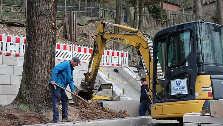 Alles für die Sicherheit: Die Stadt Erlangen baut am Nachbarkeller auf dem Bergkirchweihgelände neue Mauern und Geländer. Foto: Christian Bauriedel