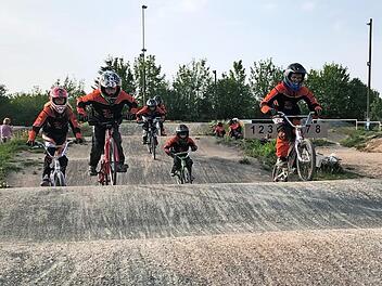 Kinder ab fünf Jahren sowie Jugendliche und Erwachsene sausen auf der Herzogenauracher BMX-Bahn durchs Gelände und treffen bei den Wettkämpfen in der Bayernliga auf Sportler aus ganz Bayern, zwischen Kolbermoor und Esselbach.  Foto: privat