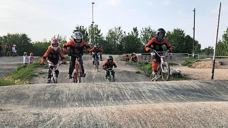 Kinder ab fünf Jahren sowie Jugendliche und Erwachsene sausen auf der Herzogenauracher BMX-Bahn durchs Gelände und treffen bei den Wettkämpfen in der Bayernliga auf Sportler aus ganz Bayern, zwischen Kolbermoor und Esselbach.  Foto: privat