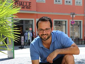 Enrico Pizzato (links) befesigt den Rahmen um den Strand w&auml;hrend Ulrike Schmidt den Sand verteilt. Sebastian Hofmann (rechts) hat die Liegest&uuml;hle aufgestellt.  Fotos: Cindy D&ouml;tschel
