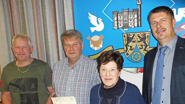 Mit den Ehrennadeln des Bundes Deutscher Rassegeflügelzüchter wurden ausgezeichnet (von links): Bernd Roth, Rainer Bauer, Silvia Hofmann und Kreisvorsitzender Klaus Ruppert.  Foto: Dieter Wolf