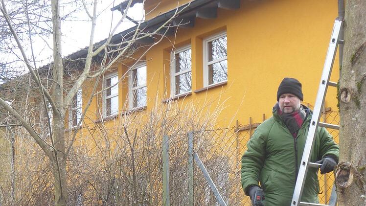 Olaf de Vries hat noch vor den coronabedingten Schließungen der Kindergärten direkt am Kindergarten in Wernarz das erste Häuschen aufgehängt. Foto: Thomas Dill