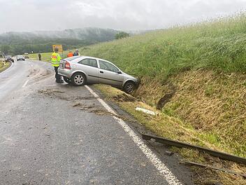 Unfall im Kreis Kulmbach - Autolandet in Straßengraben