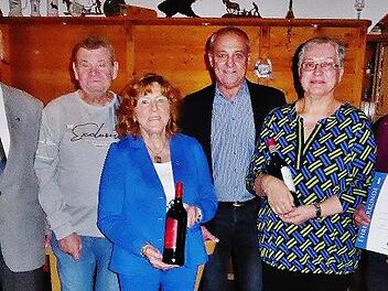 Mit Urkunden und Geschenken zeichnete der VdK-Ortsverband Altenkunstadt langjährige Mitglieder aus. Im Bild sind Frauen und Männer zu sehen, die Vorsitzender Norbert Kerling (links) und Bürgermeister Robert Hümmer (3. von rechts) für 25-jährige Tr...