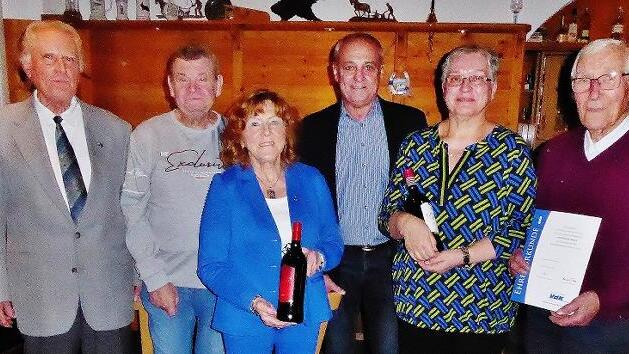 Mit Urkunden und Geschenken zeichnete der VdK-Ortsverband Altenkunstadt langjährige Mitglieder aus. Im Bild sind Frauen und Männer zu sehen, die Vorsitzender Norbert Kerling (links) und Bürgermeister Robert Hümmer (3. von rechts) für 25-jährige Tr...