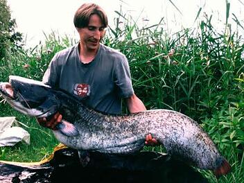 Der Pokal für den größten Fisch 2012 ging an Micha Moreth, hier im Bild mit seinem kapitalen Fang, einem Waller. Repro: Thomas Meyer