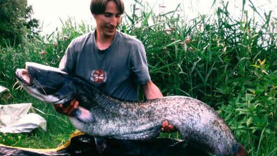 Der Pokal für den größten Fisch 2012 ging an Micha Moreth, hier im Bild mit seinem kapitalen Fang, einem Waller. Repro: Thomas Meyer