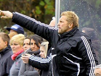 Dirk Scheler sagt beim TSV Meeder, wo es lang geht. Am Samstag fliegt der Trainer, der seinen Vertrag im Winter für ein weiteres Jahr verlängerte, mit dem Team nach Side in die Türkei. Mit über 40 Mann bereitet sich der Bezirksligist dann bei optimalen Trainingsbedingungen gewissenhaft auf das Restprogramm vor.  Foto: Archiv/Albert Höchstädter