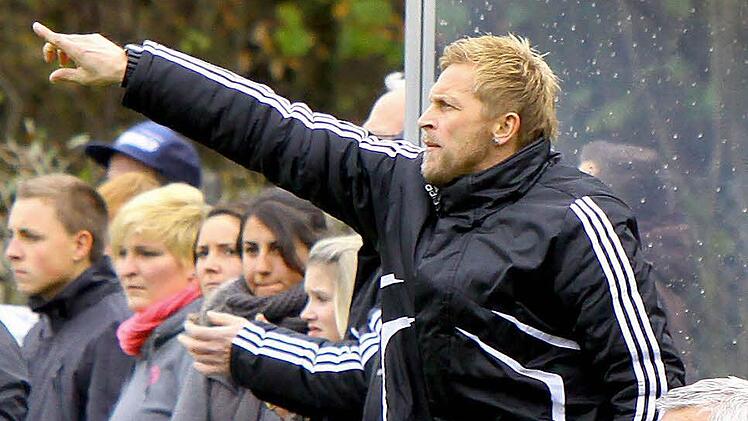 Dirk Scheler sagt beim TSV Meeder, wo es lang geht. Am Samstag fliegt der Trainer, der seinen Vertrag im Winter für ein weiteres Jahr verlängerte, mit dem Team nach Side in die Türkei. Mit über 40 Mann bereitet sich der Bezirksligist dann bei optimalen Trainingsbedingungen gewissenhaft auf das Restprogramm vor.  Foto: Archiv/Albert Höchstädter