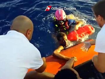 Bei einem Schiffbruch sind am Donnerstag vor der Insel Lampedusa im Mittelmeer über 130 afrikanische Flüchtlinge ums Leben gekommen.  Foto: dpa