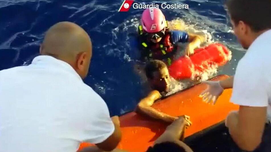 Bei einem Schiffbruch sind am Donnerstag vor der Insel Lampedusa im Mittelmeer über 130 afrikanische Flüchtlinge ums Leben gekommen.  Foto: dpa Bei einem Schiffbruch sind am Donnerstag vor der Insel Lampedusa im Mittelmeer über 130 afrikanische Flüchtlinge ums Leben gekommen.  Foto: dpa