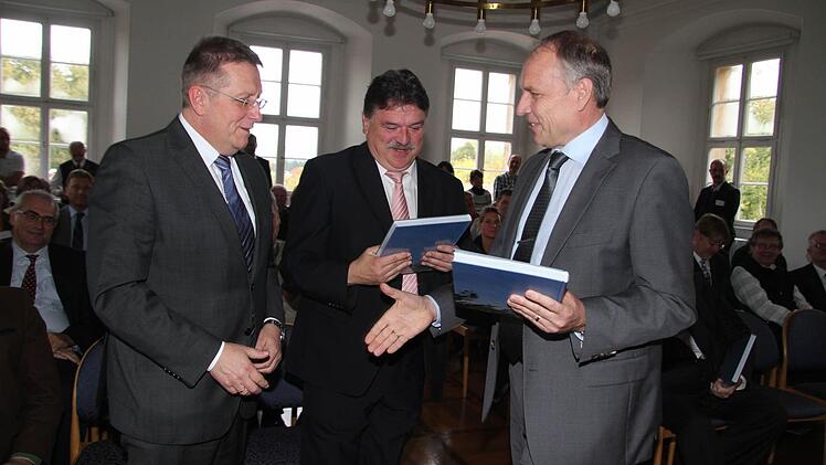 LfU-Präsident Claus Kumutat hatte für OB Henry Schramm und Landrat Klaus Peter Söllner Oberbayern-Bücher als Geschenk dabei.