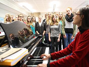 Mit dem generalüberholten Flügel begleitet Musiklehrerin Christel Gimmler den Schulchor, der in der Mittagspause probt. Fotos: Ralf Ruppert