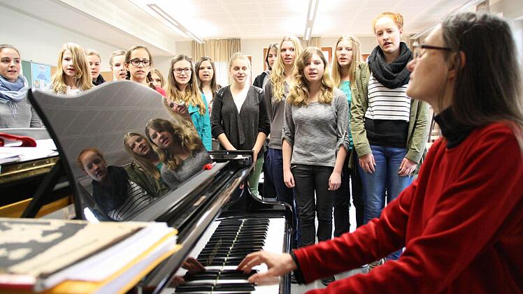 Mit dem generalüberholten Flügel begleitet Musiklehrerin Christel Gimmler den Schulchor, der in der Mittagspause probt. Fotos: Ralf Ruppert