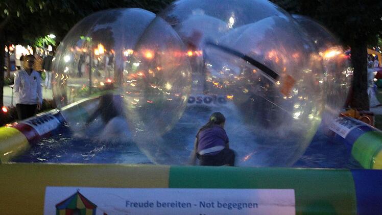 Der Ballonpool des Kinderzelts sorgt für Lichtreflexe und lud auch in der Dämmerung zum Toben ein.