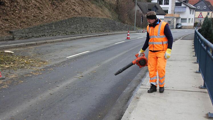 Mit Laubbläsern wurde Astmaterial von der Fahrbahn geblasen.  Foto: Friedwald Schedel
