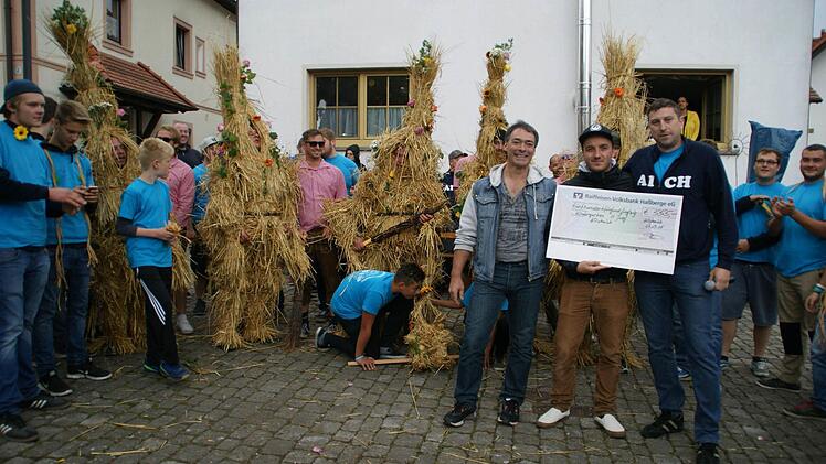 Großzügig waren die Teilnehmer am Honky-Tonk der Aicher Kerwa. Als Vertreter der "Aicher Moggl", die die Kerwa organisieren, überreichten Ralf Dicker (rechts) und Berthold Thomann einen Scheck über 555 Euro an den Leiter der Kindertagesstätte St. Josef Kirchaich, Julian Bayer (Mitte). Foto: Sabine Weinbeer