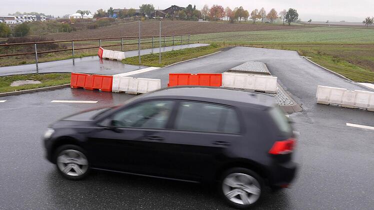 Endstation: Hinter der Firma Kaeser geht es noch nicht weiter auf die neue Trasse der Staatsstraße 2205. Am kommenden Dienstag berät das Verwaltungsgericht über mehrere Klagen gegen das Projekt. Foto: Berthold Köhler