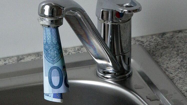 Damit die Zuschüsse für die Kanalisation sprudelten, hatte die Stadt Ebermannstadt auch die Angestellten und Patienten der Klinik Fränkische Schweiz als Einwohner geführt. Jetzt müssen die Zinsen für die zu viel erhaltenen Zuschüsse zurückgezahlt werden. Foto: Josef Hofbauer