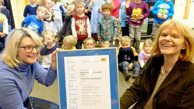 Dr. Anne-Kathrin Jackel (rechts) überreichte die Zertifizierungsurkunde an Birgit Armbruster, die Leiterin der neu ernannten "Wasser-Kita" St. Elisabeth. Foto: Gerd Schaar