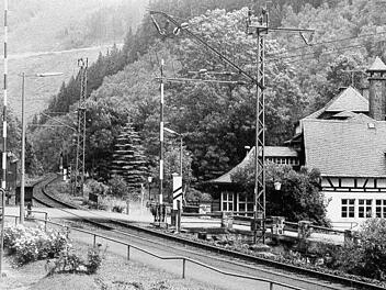 Vom Ende des Zweiten Weltkriegs bis zur Wende überquerte der Schienenverkehr am Falkenstein die "Zonengrenze" eingleisig.