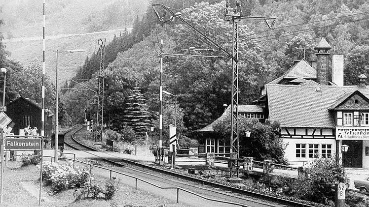 Vom Ende des Zweiten Weltkriegs bis zur Wende überquerte der Schienenverkehr am Falkenstein die "Zonengrenze" eingleisig.