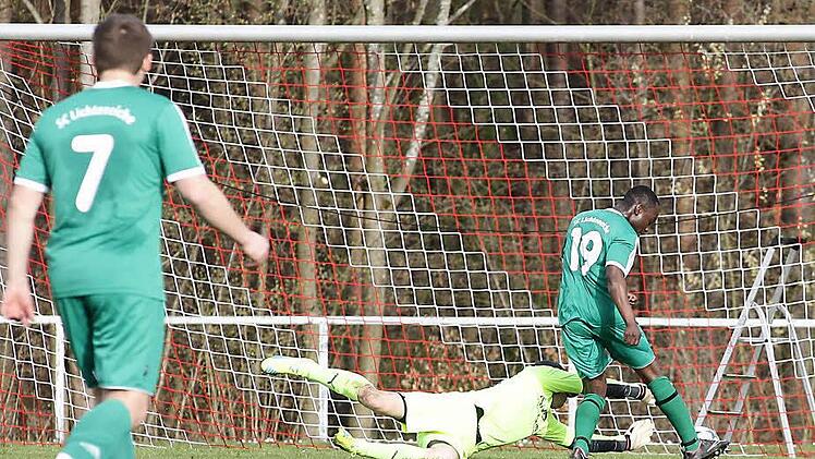 Das 2:0 für Lichteneiche durch Isaac Tutu Osei, der gegen den Gaustadter Torwart Nico Wehlisch leichtes Spiel hat