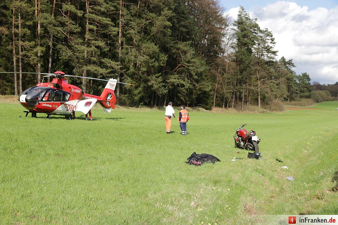 Schwerer Motorradunfall auf B22 bei Steinfeld