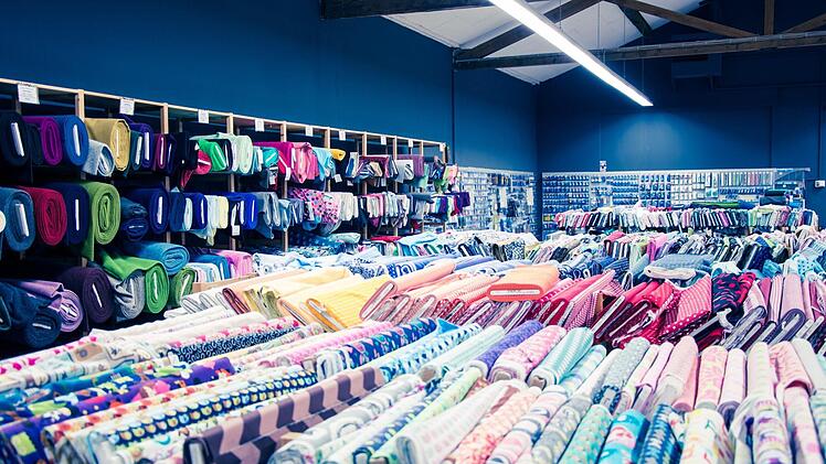 Stoffe, soweit das Auge reicht.