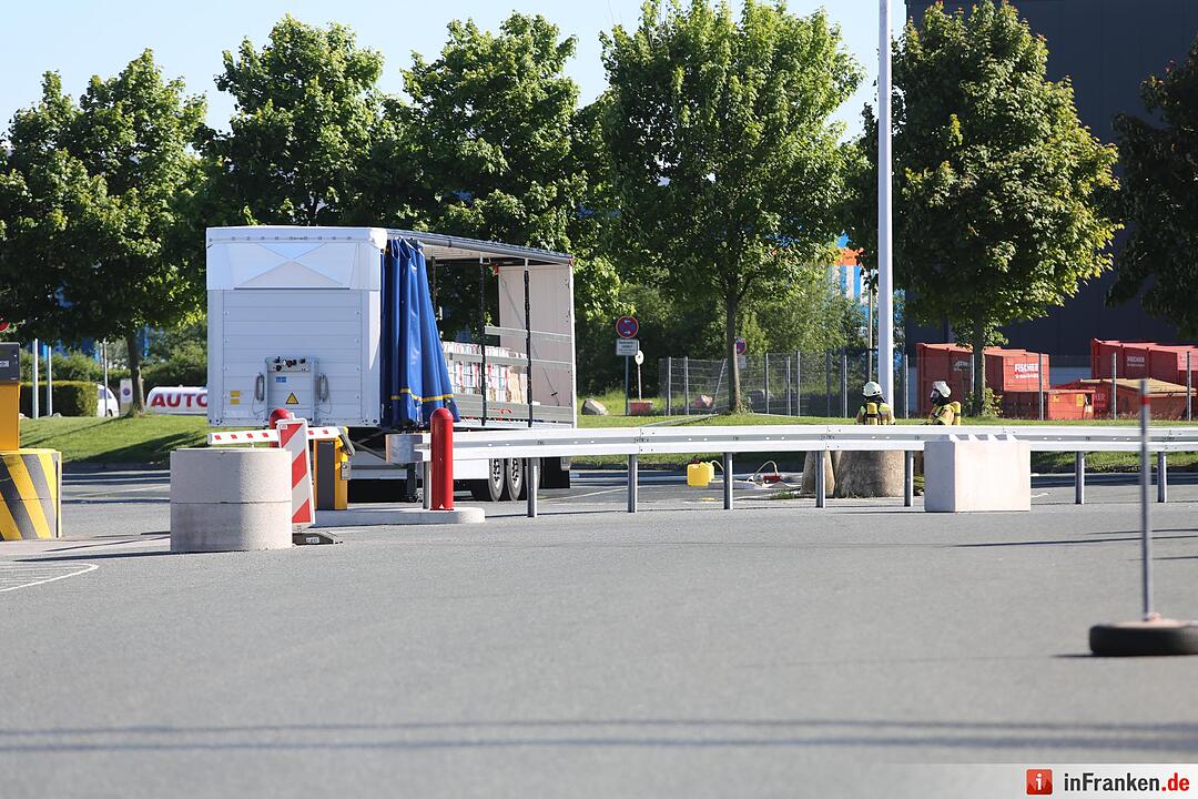 Explosionsgefahr im Kreis Hof: Aufgeheizter Gefahrguttransporter droht zu explodieren